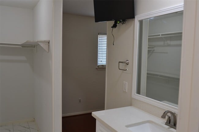 Building Photo - 2379 Briarwest Blvd