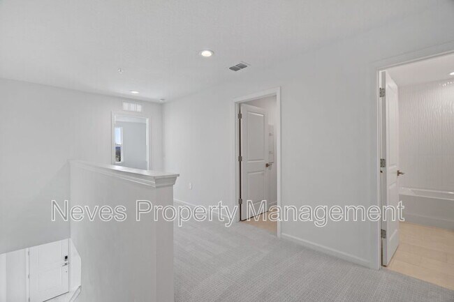 Building Photo - 1601 Pinecliff Dr