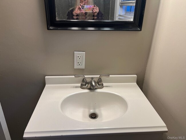 Building Photo - 19 Maple Ave