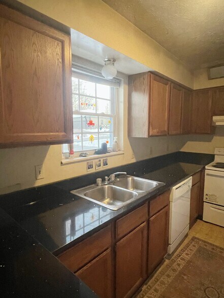 Quartz countertop - 6257 3rd Ave