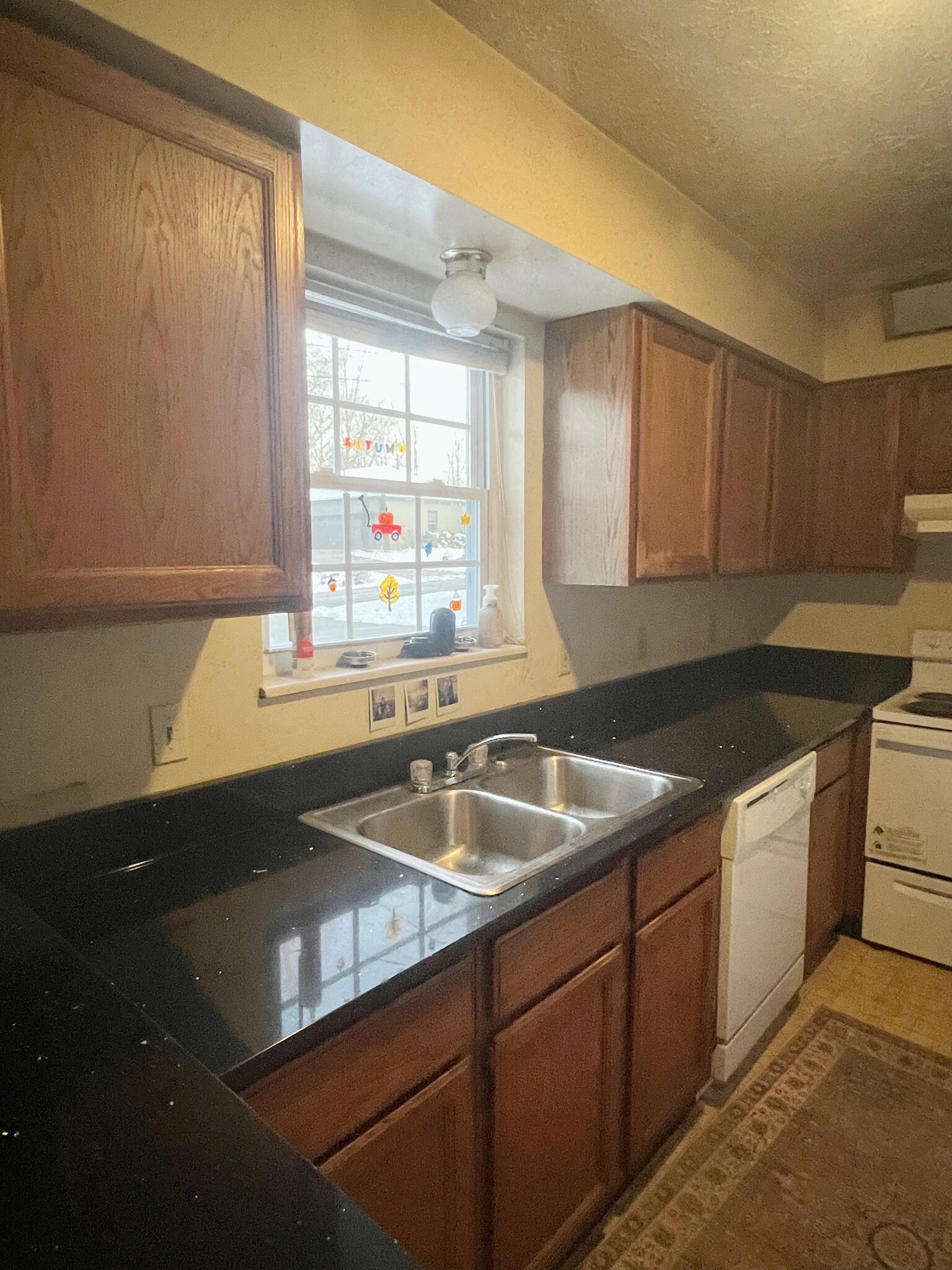 Quartz countertop - 6257 3rd Ave