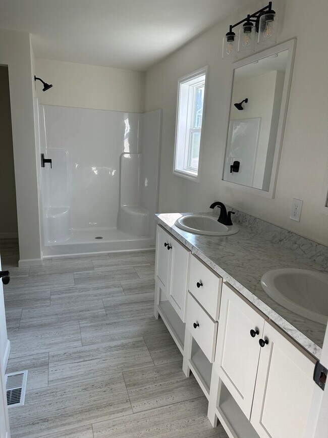 Building Photo - Newer Boalsburg house available September!!