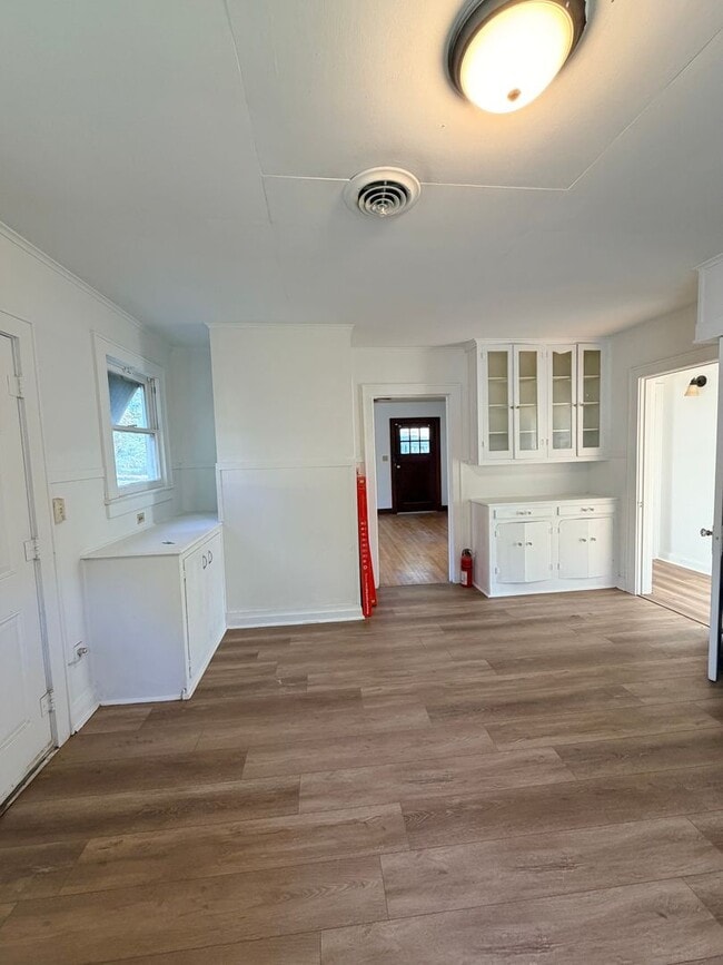 Building Photo - Beautiful 2 Bedroom Home - Just Updated and Central Air and Heat!