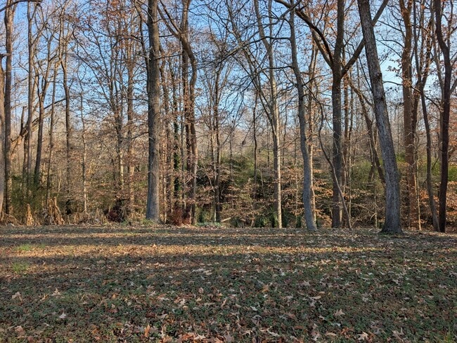 Building Photo - 2110 Shamrock Dr E