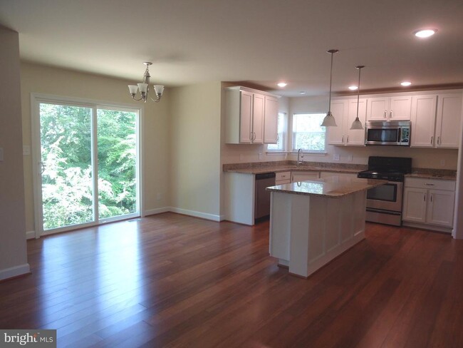 Building Photo - 10302 Bluebird Ct