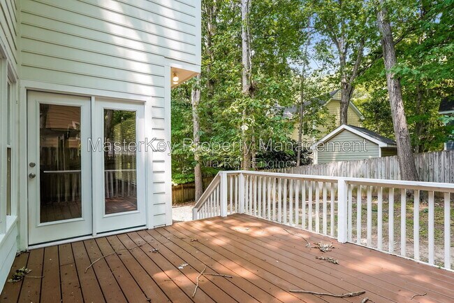 Building Photo - 1600 Nesfield Pl