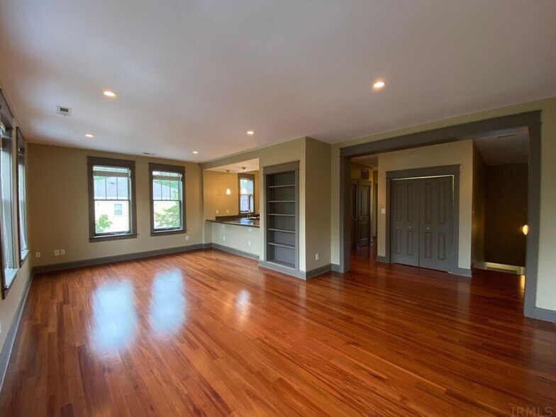 Building Photo - 581 E Hillside Dr