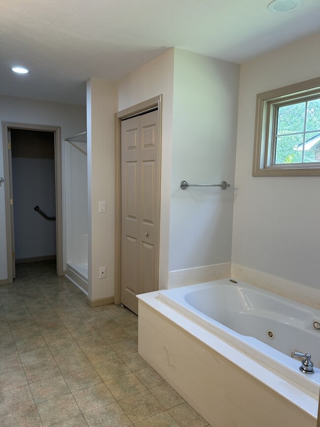 Building Photo - 129 Ivy Ln