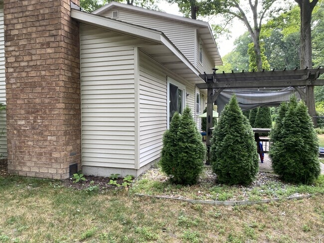 Building Photo - 1008 Forest Hills Dr