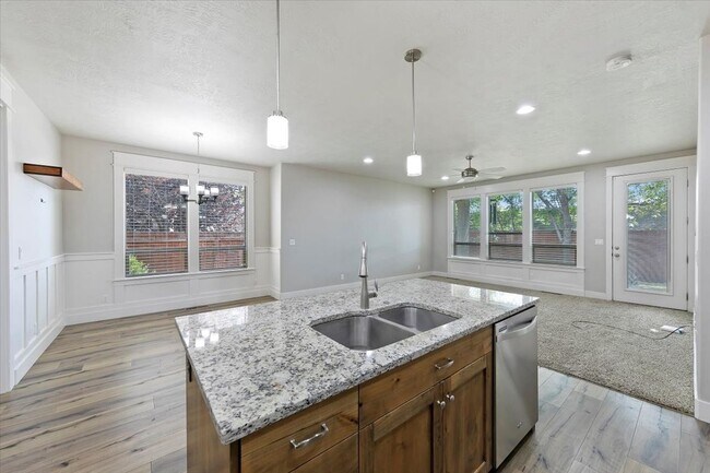 Building Photo - Stylish 4-Bed + Loft Just Minutes from The...