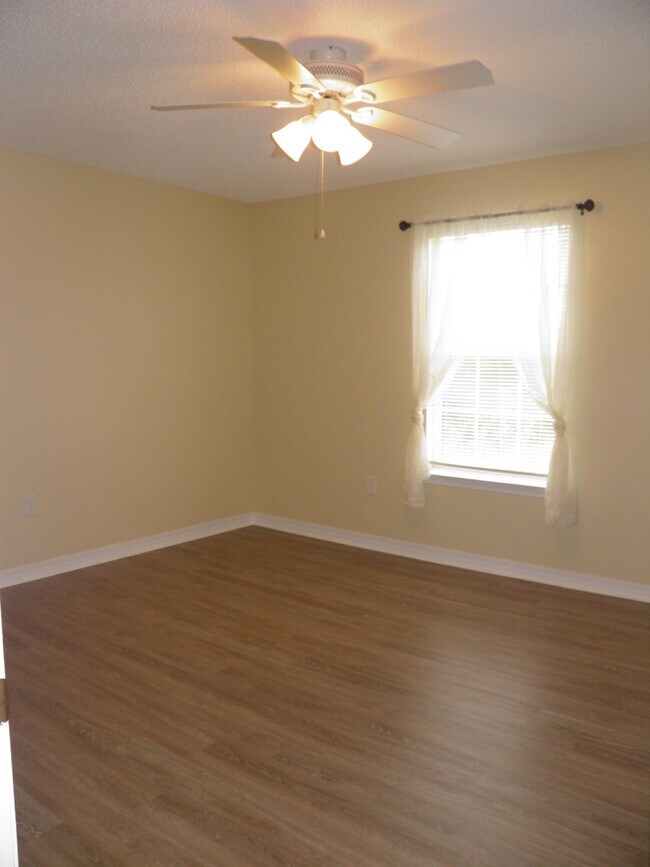 Building Photo - 1843 Whispering Oaks Ln