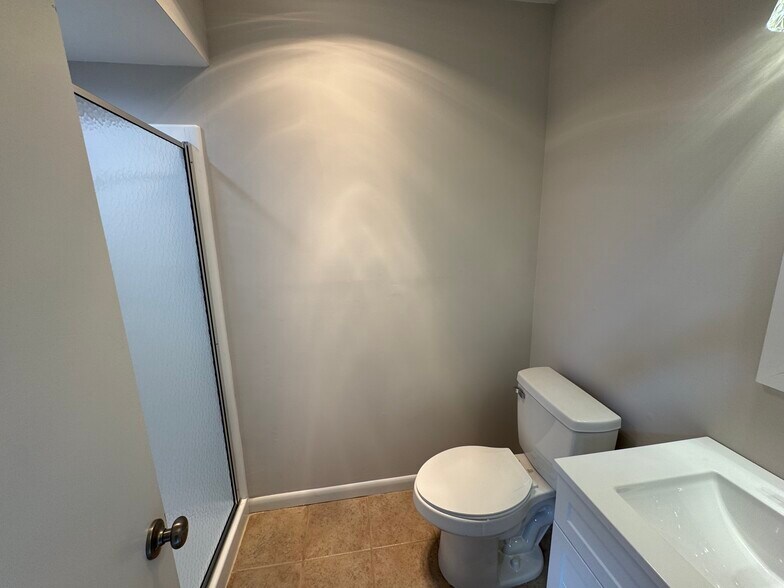 Loft Bathroom - 2 Stowe Ct