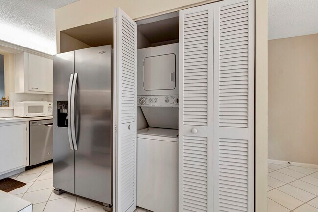 Building Photo - 5943 Areca Palm Ct