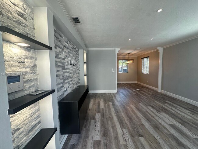 Building Photo - 1166 W 24th St