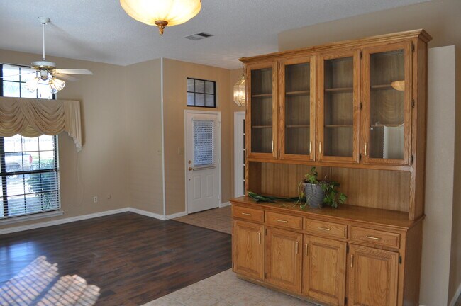 Building Photo - 2906 Kingswood Dr