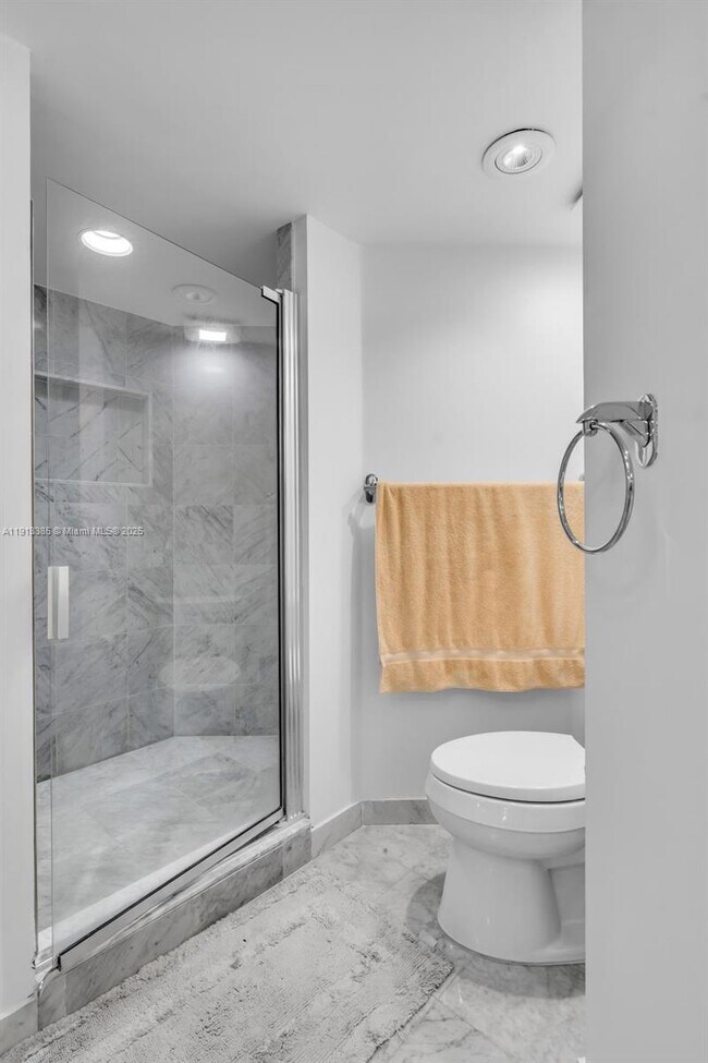 Building Photo - 16485 Collins Ave