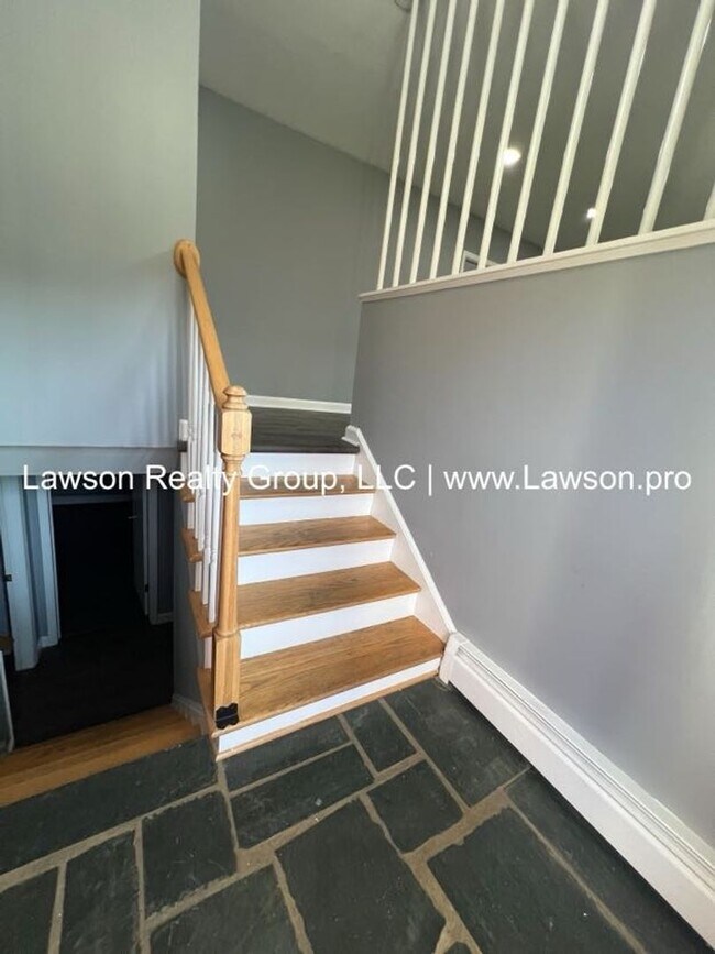 Building Photo - Very Nice & Spacious Home in Hidden Valley Neighborhood - Pet Friendly!