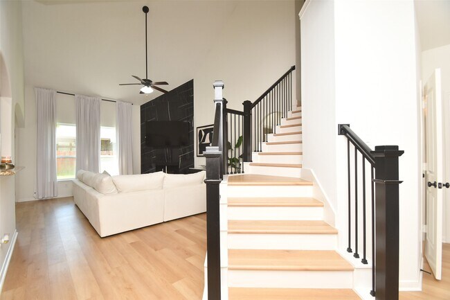 Building Photo - 24119 Via Renata Dr