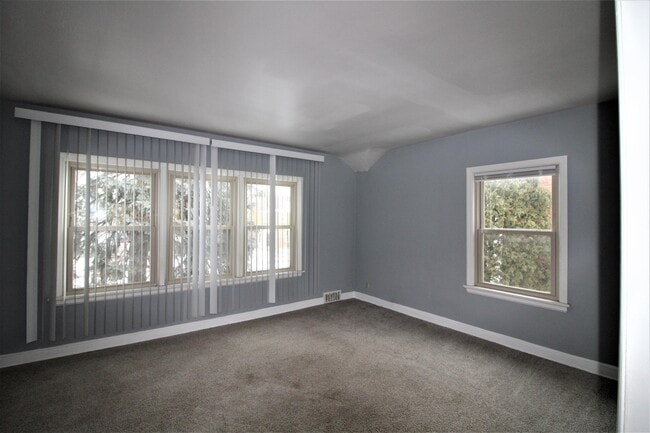 Building Photo - 4833 N Mohawk Ave