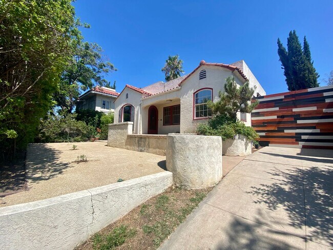 Building Photo - CHARMING! BACKYARD OASIS! REAL HARDWOOD FLOORS! FULL SIZED WASHER/DRYER! OFF OF ADAMS AVE!