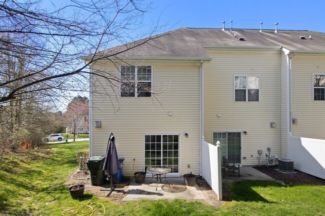 Building Photo - North Raleigh Townhouse with One Car Garage