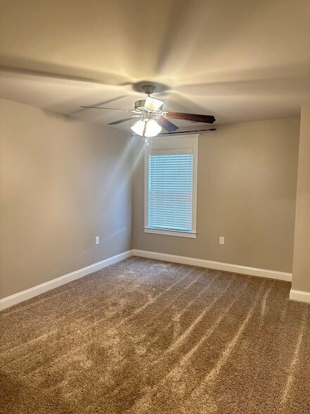 Building Photo - 112 NE Bellingham Dr