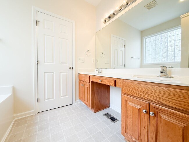 Building Photo - Classic 3 Bedroom Home In Knightdale!