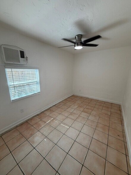 Building Photo - 430 Roseland Dr