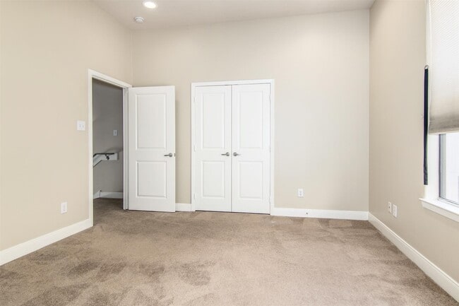 Building Photo - 5227 Lillian St