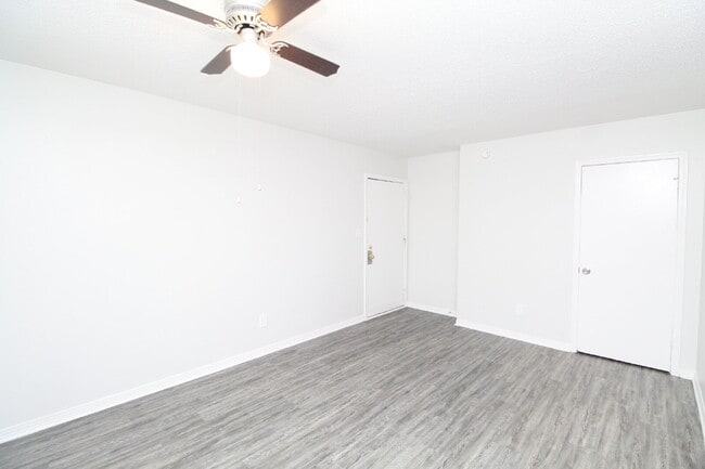 Building Photo - Bright and Fresh 1-Bedroom Apartment with Easy Access to UWF and West Florida Hospital