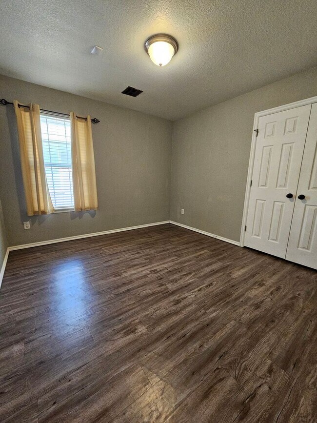Building Photo - (3) Bed/(2) Bath SE Norman Available NOW!