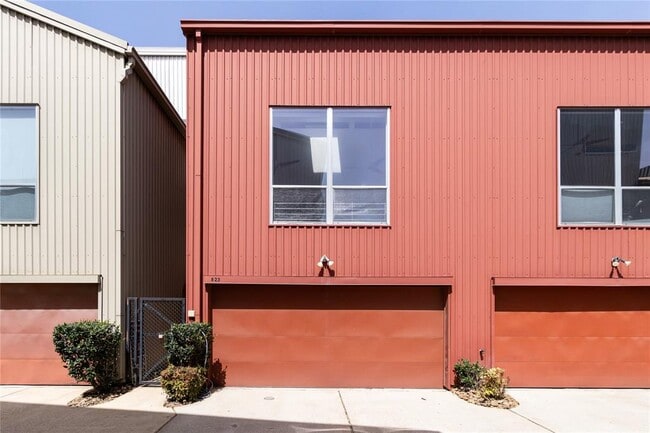 Building Photo - 823 Saulnier St