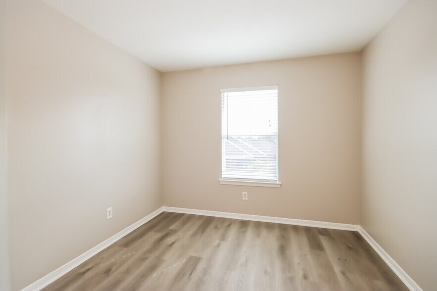 Building Photo - 1402 Baychester Ln