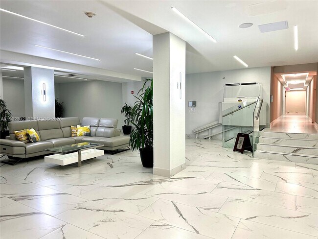 Building Photo - 1904 S Ocean Dr