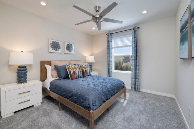 Building Photo - FULLY FURNISHED BRAND NEW TOWNHOME WITH 3 ...