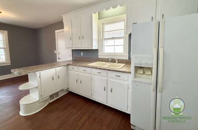 Building Photo - 122 Woodland Dr