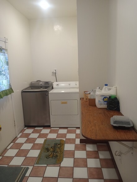 Building Photo - 408 S Ash Ave