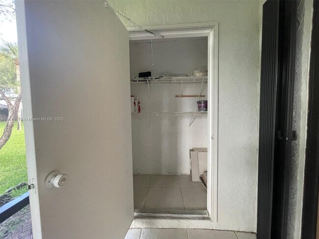 Building Photo - 449 Lakeview Dr