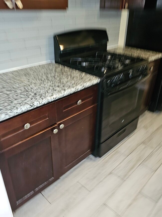 Building Photo - 6815 Beachwood St