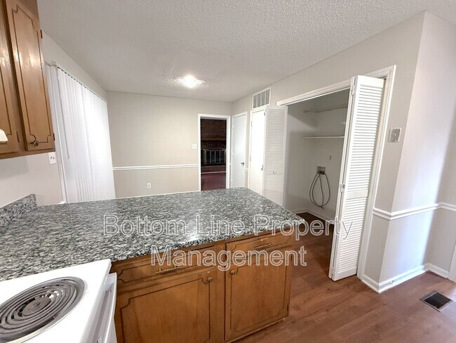 Building Photo - 5301 Rolling Oak Ln