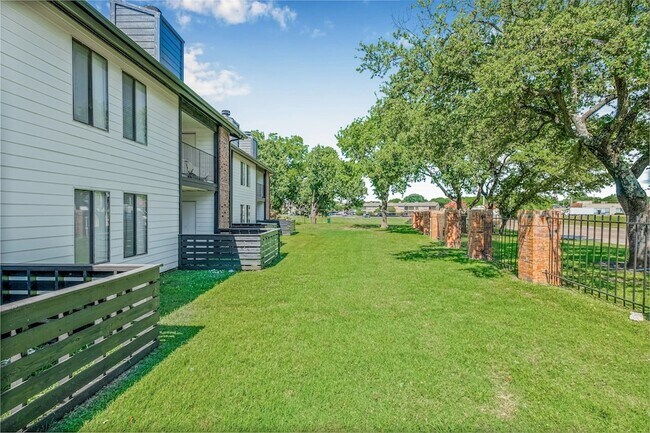 Building Photo - 4600 W Pioneer Dr