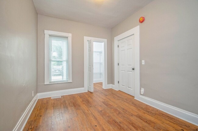 Building Photo - Spacious 4 Bedroom / 2 Bath Single-Family Home – Prime Location Near Downtown GR