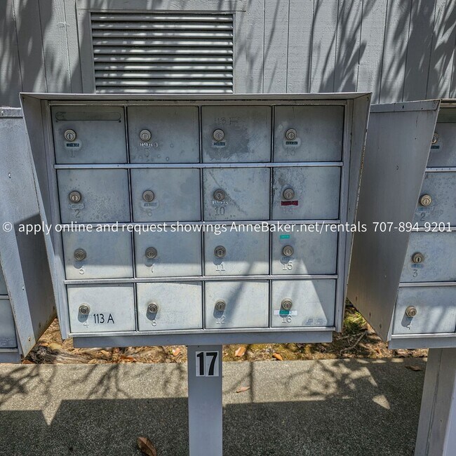 Building Photo - Exquisitely Updated Condo - Must See