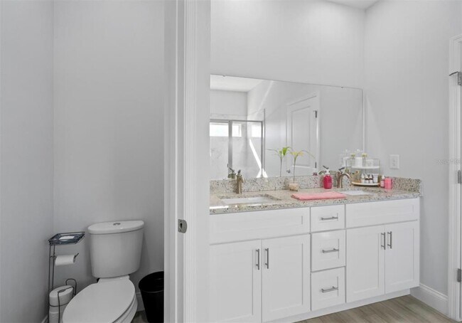 Building Photo - 817 Desmoines Pl