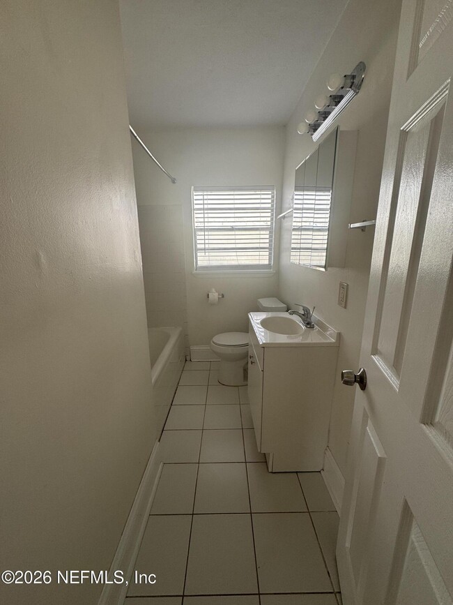 Building Photo - 210 13th Ave N