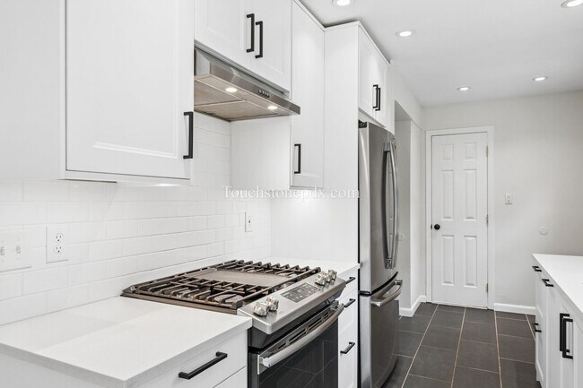 Building Photo - Updated NE Portland Home w/Fenced Yard and Upgrades!