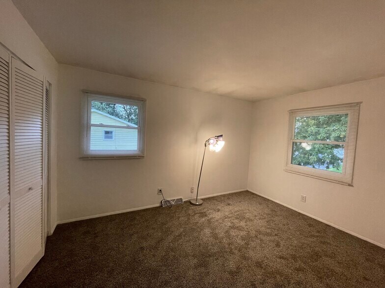 Building Photo - 831 Badger Ln