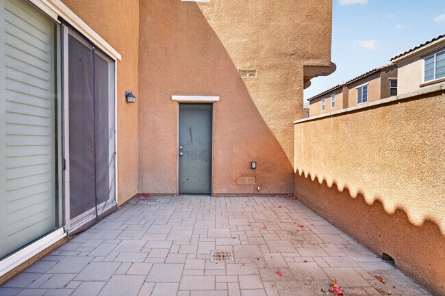 Building Photo - 621 Calle Vibrante