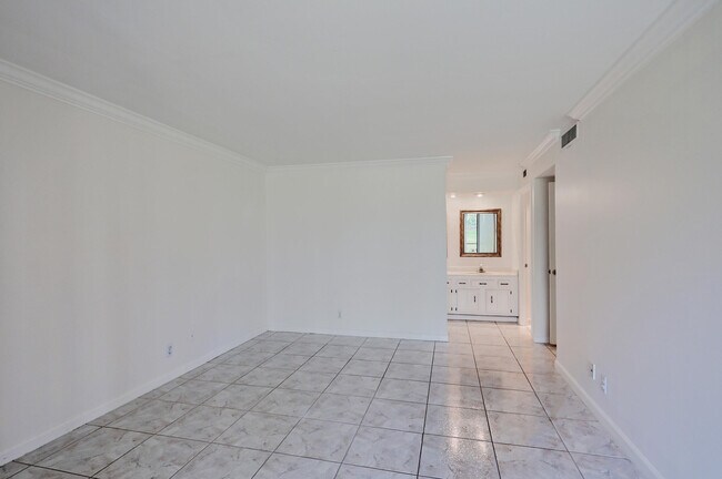 Building Photo - 5390 Woodland Lakes Dr