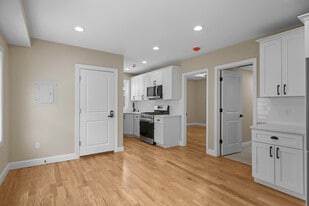 Building Photo - 670 Killingly St